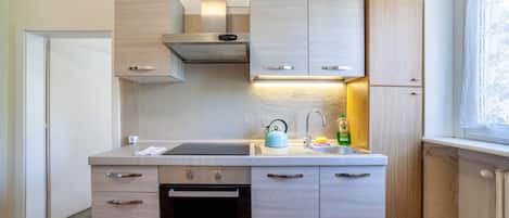 Fridge, oven, stovetop, coffee/tea maker