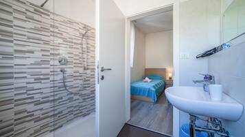 Baignoire, sĂšche-cheveux, serviettes fournies