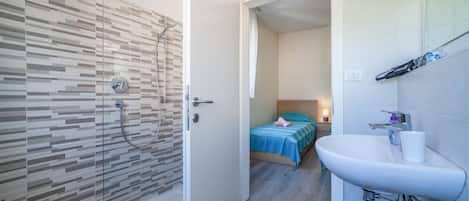Baignoire, sèche-cheveux, serviettes fournies