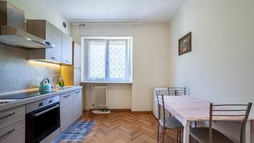 Réfrigérateur, four, plaque de cuisson, cafetiÚre/bouilloire