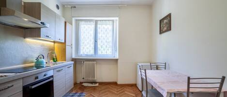 Fridge, oven, stovetop, coffee/tea maker