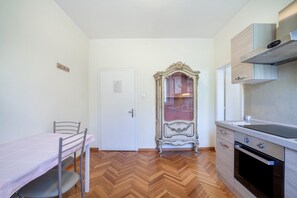 Réfrigérateur, four, plaque de cuisson, cafetière/bouilloire