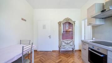 Fridge, oven, stovetop, coffee/tea maker