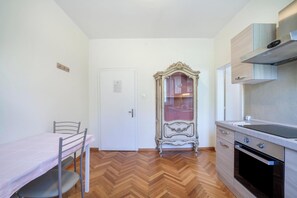 Kühlschrank, Ofen, Herdplatte, Wasserkocher mit Kaffee-/Teezubehör