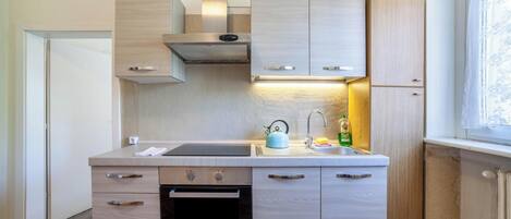 Fridge, oven, stovetop, coffee/tea maker