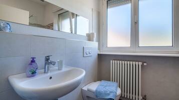 Badewanne, Haartrockner, Handtücher