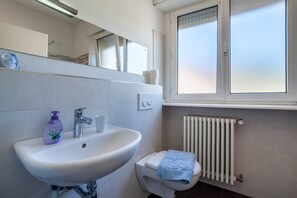 Bathtub, hair dryer, towels - Residence Hubertus Apartment 6 with Balcony & Wi-Fi (Meran)