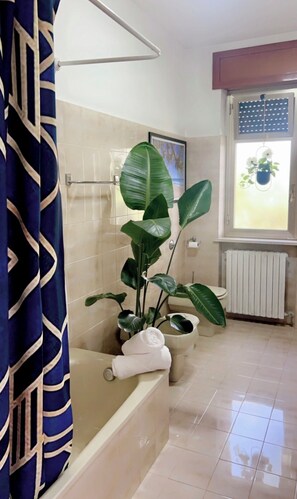 Villa | Badezimmer | Badewanne und Dusche (separat), Komfortbadewanne, Haartrockner