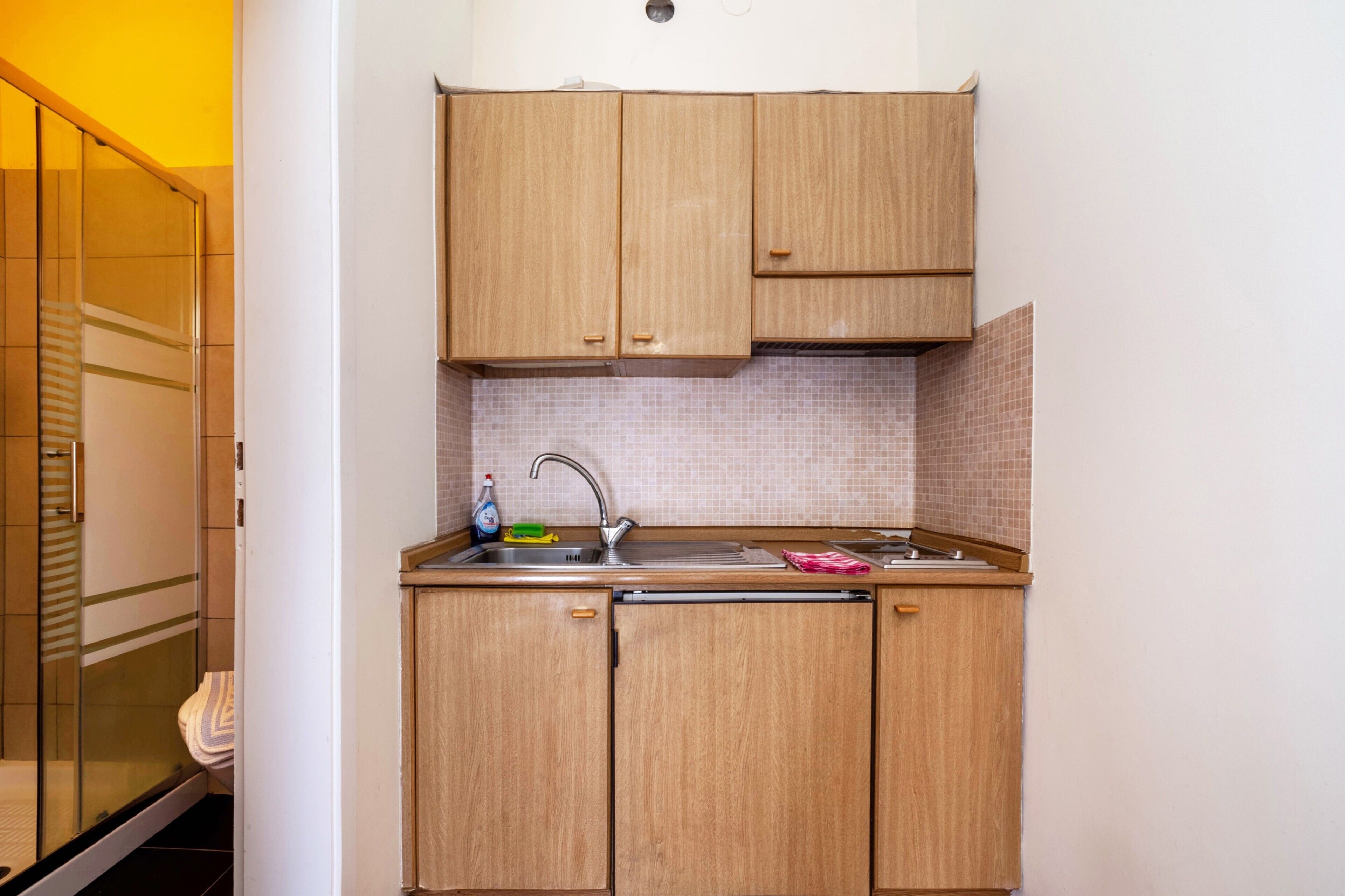 Kühlschrank, Herdplatte, Wasserkocher mit Kaffee-/Teezubehör