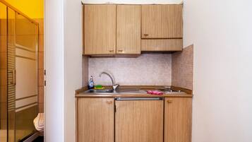 Kühlschrank, Herdplatte, Wasserkocher mit Kaffee-/Teezubehör