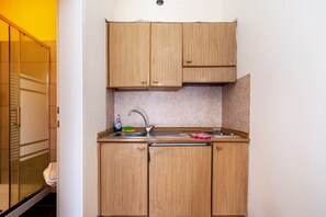 Fridge, stovetop, coffee/tea maker, electric kettle