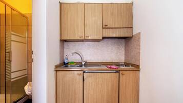 Frigorifero, piano cottura, macchina per tè/caffè, bollitore elettrico