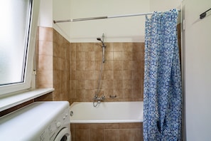 Baignoire, sĂšche-cheveux, serviettes fournies