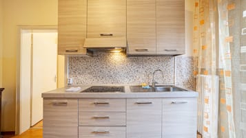 Réfrigérateur, plaque de cuisson, cafetiÚre/bouilloire