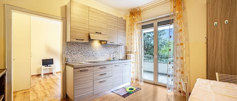 Kühlschrank, Herdplatte, Wasserkocher mit Kaffee-/Teezubehör