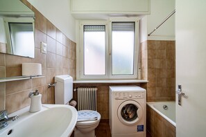 Badewanne, Haartrockner, Handtücher
