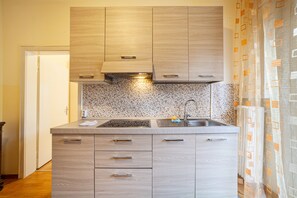 Fridge, stovetop, coffee/tea maker, electric kettle