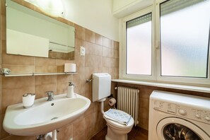 Baignoire, séchoir à cheveux, serviettes fournies