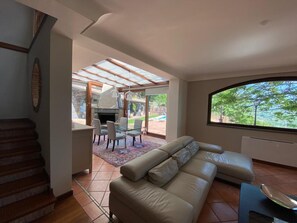 TV, fireplace - Villa 'Carlotta' with Sea View, Wi-Fi and Air Conditioning (Zafferana Etnea)