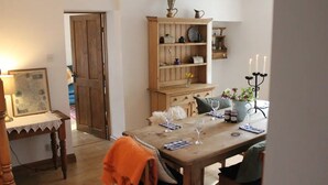 Cottage | In-room dining - Charming3Bedroom Cottage in Gr8 Location (Buxton)