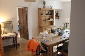 In-room dining - Charming3Bedroom Cottage in Gr8 Location (Buxton)