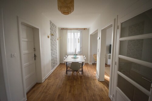 Large 220m2 house, near town center with garden