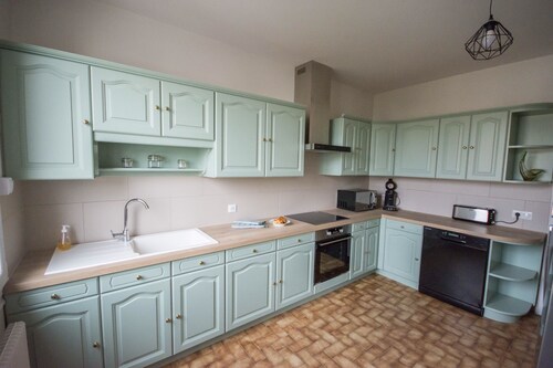 Large 220m2 house, near town center with garden