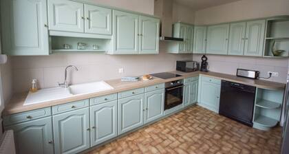 Large 220m2 house, near town center with garden