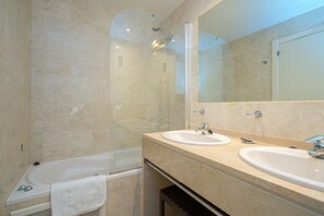 Bathtub, towels - Apartment 'Estrella 2 3A Spaniahome' near Beach with Shared Pool & Wi-Fi (l'Alfàs del Pi)