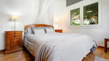 4 bedrooms, iron/ironing board, bed sheets