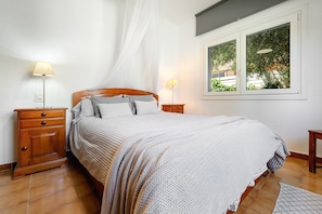 4 bedrooms, iron/ironing board, bed sheets - Villa with Garden Next to the Beach (Cambrils)