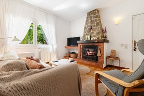TV, fireplace - Villa with Garden Next to the Beach (Cambrils)