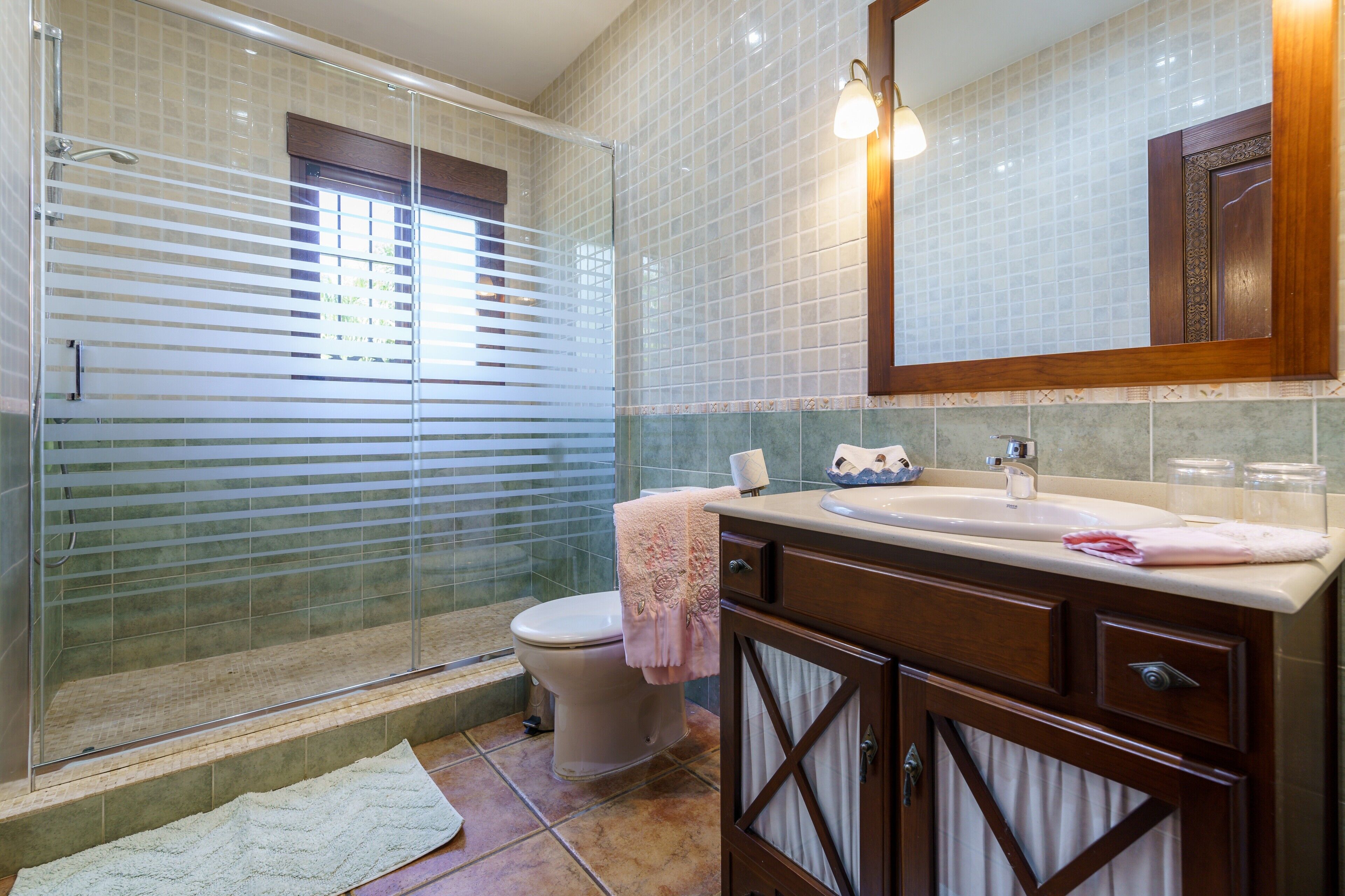 Bañera, secador de pelo, toallas