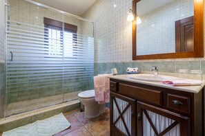 Badewanne, Haartrockner, Handtücher