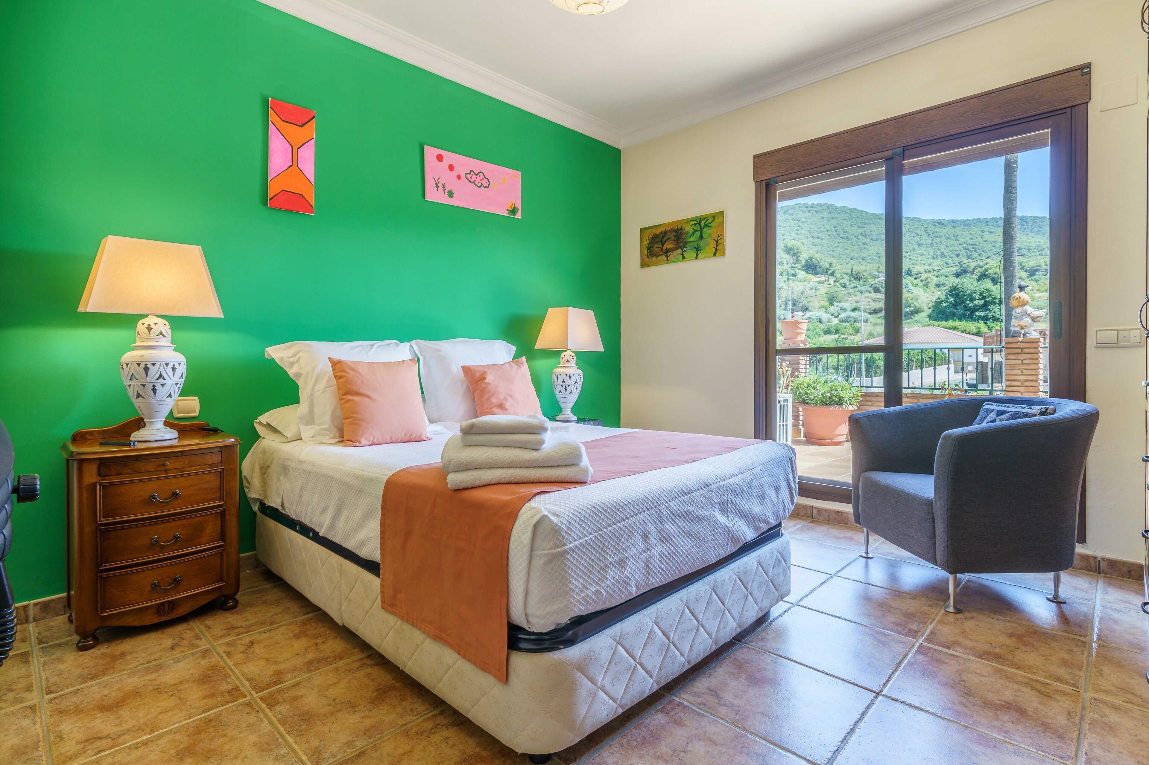 4 bedrooms, iron/ironing board, free WiFi, bed sheets