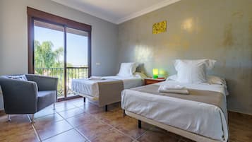 4 chambres, fer et planche à repasser, Wi-Fi gratuit, draps fournis