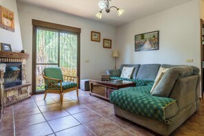 Televisión y chimenea 