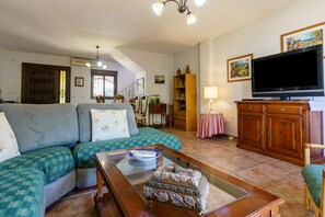 TV, fireplace - Holiday Home 'La Huerta Del Sur' with Mountain Views, Pool, Garden & Wi-Fi (Alhaurín el Grande)