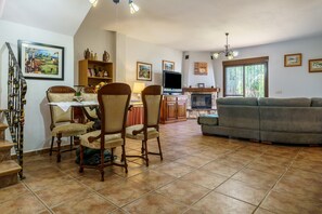 TV, fireplace - Holiday Home 'La Huerta Del Sur' with Mountain Views, Pool, Garden & Wi-Fi (Alhaurín el Grande)