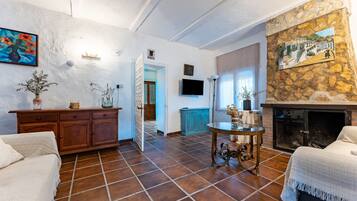 Een televisie en een open haard