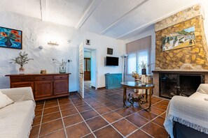 TV, fireplace - Finca 'Cortijo La Zahurdilla' with Mountain View, Private Pool, Wi-Fi & Garden (Yunquera)