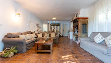 Televisión y chimenea