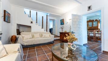 Televisión y chimenea