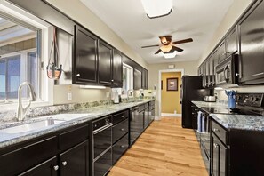 Kühlschrank, Mikrowelle, Ofen, Geschirrspüler