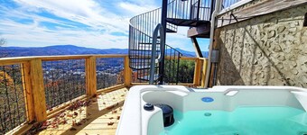 Stunning 4-bedroom chalet in Boone, NC, perfect for your mountain getaway.