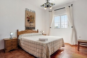 3 bedrooms, iron/ironing board, free WiFi, bed sheets