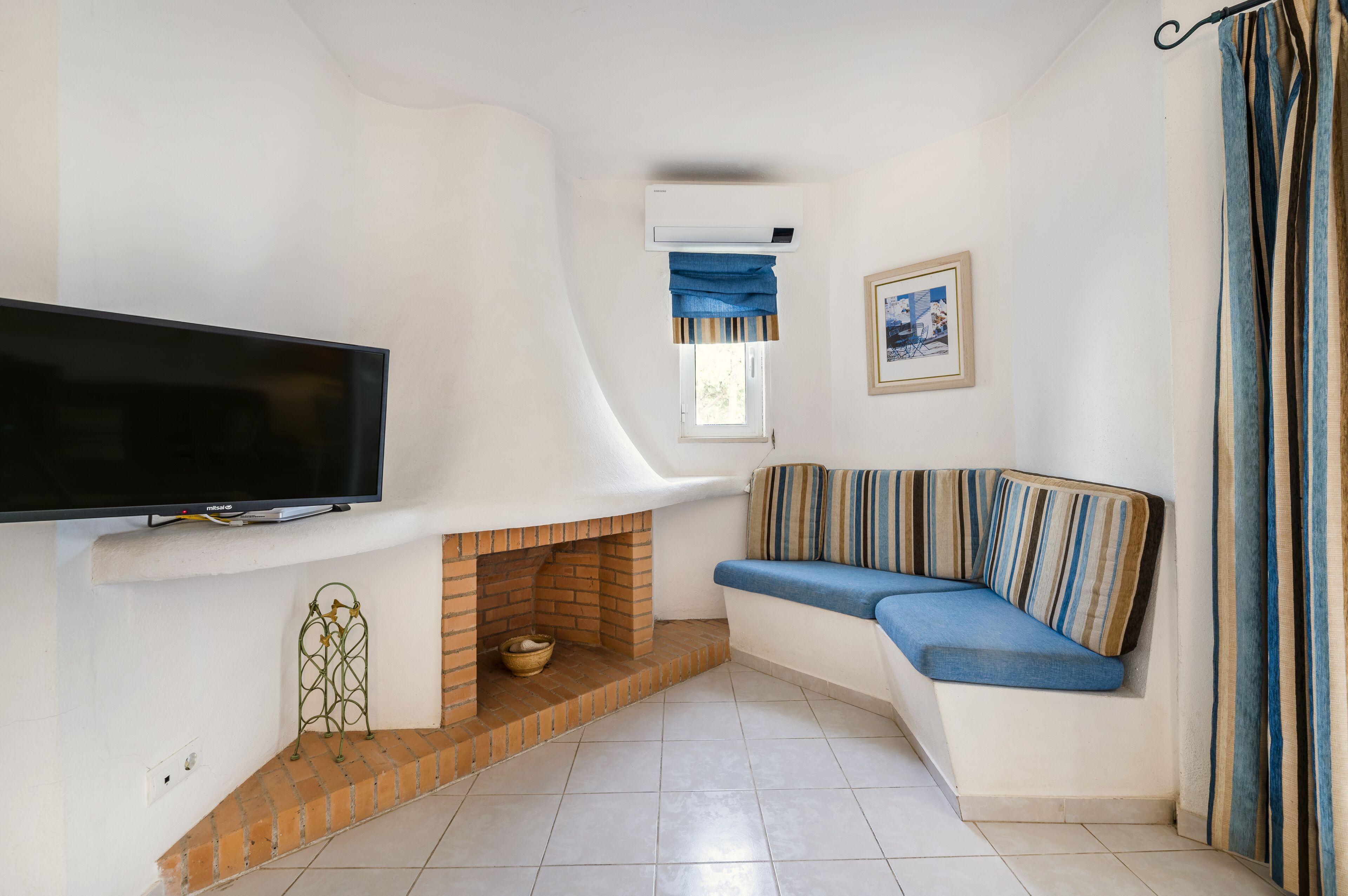 Apartment, 2 Bedrooms, Pool Access | Living area | 32-inch TV with cable channels