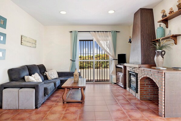 TV - Villa Perez Zara Paco with Pool & Wi-Fi (Conil)