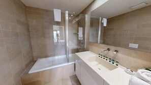 Combined shower/bathtub, hair dryer, towels, soap - ★Gorgeous MAMILLA  2 BR ★ VIEW balcony ★ Parking ★ (ירושלים)