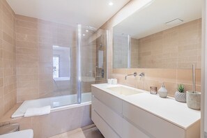 Ensemble douche/baignoire, sèche-cheveux, serviettes fournies, savon